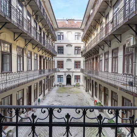 Colourful In The Party District Apartman *