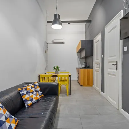 Colourful In The Party District Apartman