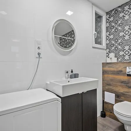 Colourful In The Party District Apartman