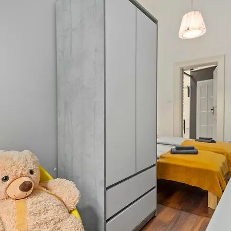 Colourful In The Party District Apartman