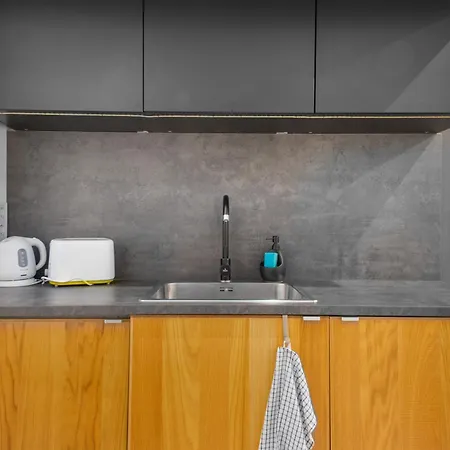 Apartman Colourful In The Party District